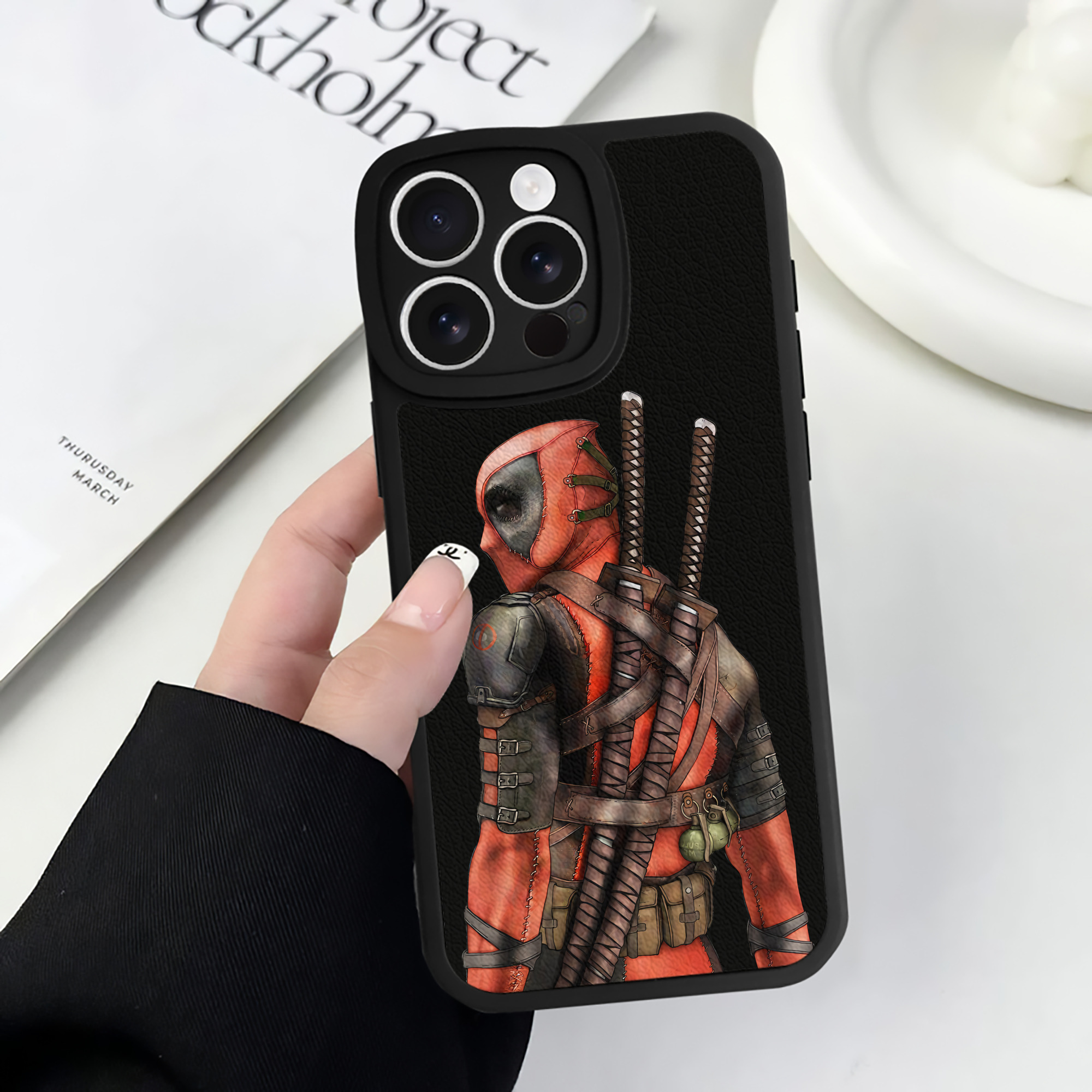 （画像用） Deadpool デッドプール 【iPhone 16シリーズ対応】シリコンスマホケース（レザー調） 材質：シリコン